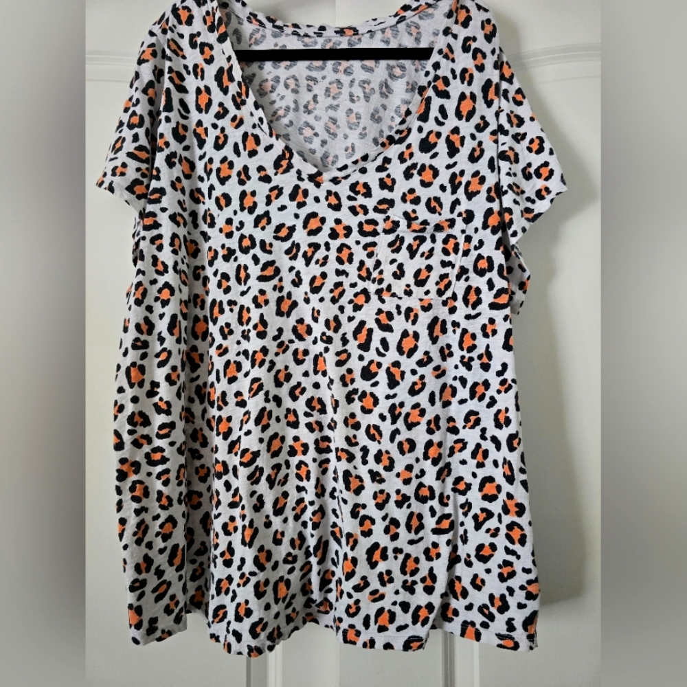 Torrid v-neck gray and coral animal print T-shirt Size 5
